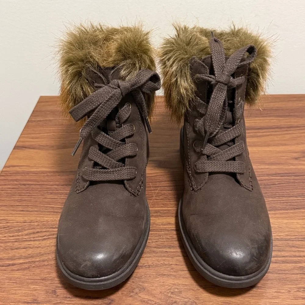 UGG Harrison Lace Up Ankles Boots in “Stout” Brown Leather with Faux Fur Collar.